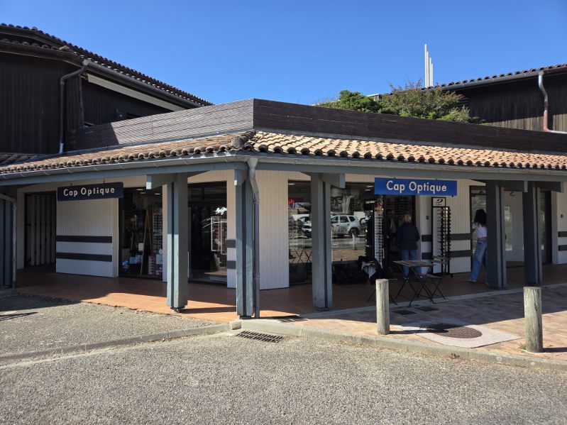 Façade de la boutique Cap Optique, opticien au Cap Ferret